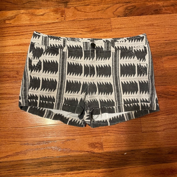 American Eagle AEO Black White Abstract Print Stretch Shorts Size 12 - Picture 1 of 5